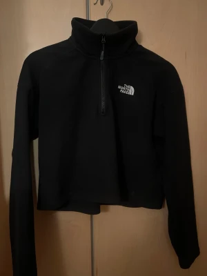Äkta north face fleece - North face fleece i storlek M✨ Lite kroppad. Normalt nopprig som fleece ofta blir, inget som syns mycket vid användning✨ pris går att diskutera🩷
