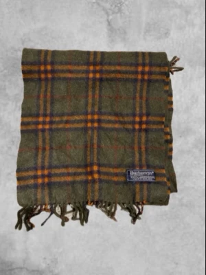 Rutig grön halsduk från Burberry - Säljer nu en grön burberry scarf. Kontakta gärna vid frågor!😃