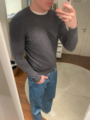 Riley tröja - Riley grå tröja i mycket bra skick. Denna är dock liten i storlek så jag skulle rekommendera den till någon som bär storlek S vanligtvis. Nypris: 500kr. Skickas inom en till två dagar. Kontakta mig om du har frågor! 