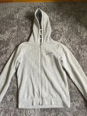 Jack and Jones zip - Mycket fin grå zip tröja från Jack and Jones. Storlek 164