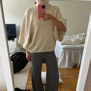 Mjuk & mysig tröja  -  Stickad ”poncho” från Zara. Super mysig och finns inga defekter på tröjan. Skulle säga att den passar allt från xs-m. Köptes här på plick. Har inga synliga defekter men däremot hade personen som jag köpte den av sytt upp tröjan lite eftersom den var så lång men det är inget märkbart överhuvudtaget!