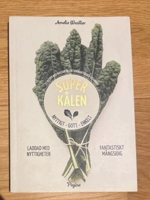 Superkålen - Upptäck 71 recept med grönkål – från juicer och smoothies till snacks och desserter. Lär dig laga nyttiga, goda och enkla rätter som är fulla av vitaminer och antioxidanter. Perfekt för dig som vill boosta din hälsa och testa nya, fräscha smaker!
