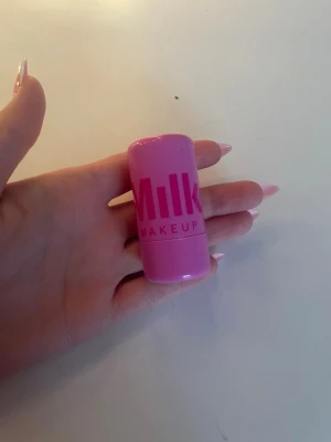 Milk Makeup Cooling Water Jelly Tint🫶🏻 - Milk Makeup Cooling Water Jelly Tint i färgen Burst. Kommer i en söt rosa plastförpackning med twist-up funktion. Produkten är en gel-tint i stickformat som ger en fräsch färg till kinder och läppar. Perfekt att ha i väskan för snabba touch-ups. Använd några få gånger🤍