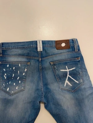 Hand painted jeans  - Custom painted Tommy Hilfiger jeans, målade med textilfärg så håller i tvätten👍  Storlek W31 L32 //  Mycket bra skick //  Skriv vid minsta fråga eller fundering💯🤝