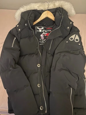 Svart Moose Knuckles dunjacka L - Användes en vinter. Storlek L men kan passa en stor M.