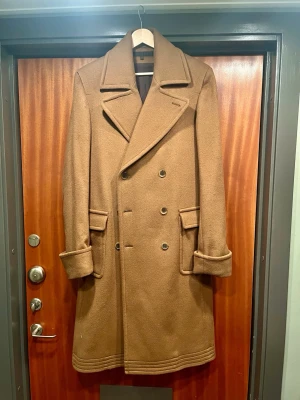 Otrolig polo coat, camel, archive - En av de finaste ytterplaggen jag någonsin ägt till salu. Det här är en Polo coat i camel från belgiska Veronique Branquinho, i otroligt fint skick. Passar bäst för någon som är 46-48