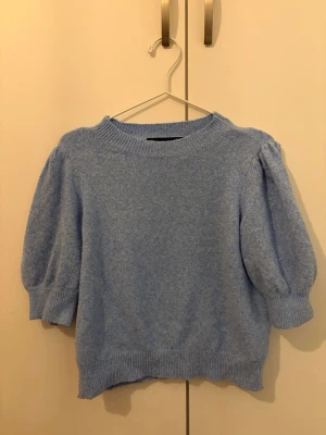 Vero Moda - Stickad tröja från Vero Moda, trekvartsärm med lite puffigare armar. 