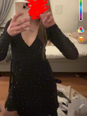 Glittrig klänning  - Använd 1 gång 