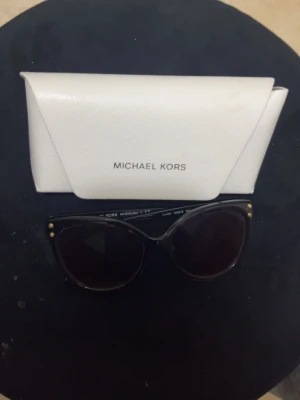 Michael Kors solglasögon  - Ett par fina solglasögon från Michael kors, i princip nya 