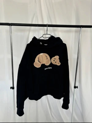 Palm angels hoodie  - Säljer en stilren svart hoodie från Palm Angels med det ikoniska "Kill The Bear"-motivet. Tröjan har en snygg  passform och är i mycket gott skick. 