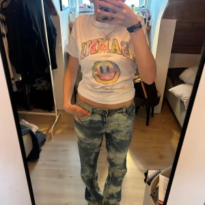 Blå tie-dye jeans med straight fit - Säljer ett par blå baggy jeans med coolt tie-dye fläckigt mönster i ljusblått och vitt. ”kvargjeans” .