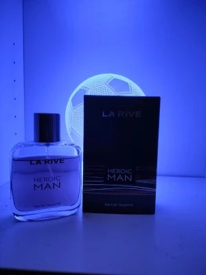 La Rive Heroic Man EdT - Heroic Man från La Rive är en Eau de Toilette med en volym på 100 ml. Modern och stilren doft för dig som vill sticka ut. Perfekt storlek för att ta med i väskan.