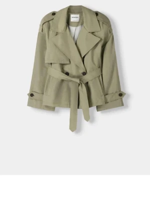 Grön trenchcoat från Bershka - Säljer en grön trenchcoat från Bershka i storlek XS. Använd en gång!