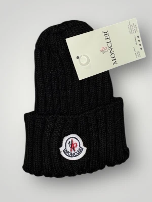 Moncler mössa - Helt ny. Fin replika med hög kvalitet. One size. Pris: 449kr. Först till kvarn. Skickas direkt inom 24h