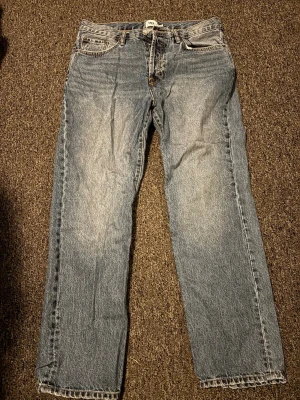 Blå jeans från 157 med raka ben - Säljer ett par blå jeans från 157