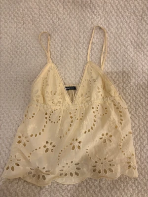 Ljusgul topp - Från Gina ticot i strl 36. Säljer då den endast kommit till användning vid ett tillfälle. 