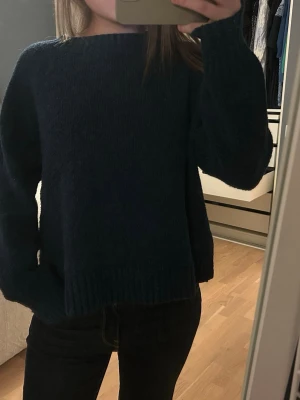 Mörkblå stickad tröja med ribbade muddar - Något nopprig, storlek L men passar S/M