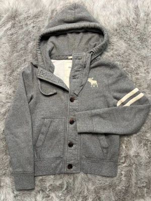 Abercombrie&Fitch Cardigan  - Säljer denna sällsynta och mycket eftertraktade Abercombrie&Fitch Hoodie | Storlek S | Mycket bra skick | Vid eventuella frågor hör gärna av dig och erbjuder bra pris vid köp av bundle 😁✅