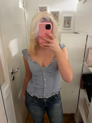 Blårutig topp från Brandy Melville - Supersöt blårutig linnetopp från Brandy Melville med volangkant och knappar framtill. 💗