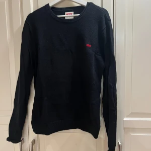 Svart stickad tröja från Levi's - Svart stickad tröja från Levi's i 70% bomull och 30% ull. Nypris 849kr.
