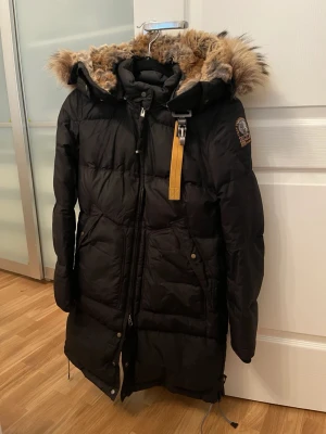 Svart dunjacka från Parajumpers - Säljer en svart dunjacka från Parajumpers med fluffig päls på huvan och gul detalj vid halsen. Ser ny ut utan några defekter ( LÅNAD BILD MEN VID INTRESSE KONTAKTA MIG FÖR EGNA BILDER) ❤️ pris är diskuterbart 