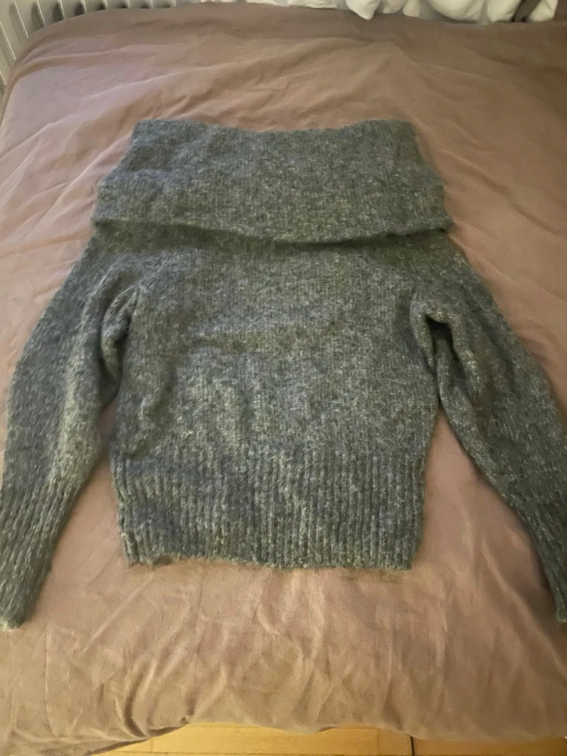 Grå stickad off sholder från H&M