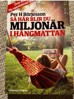 Så här blir du miljonär i hängmattan - Vill du lära dig smarta tips om ekonomi på ett avslappnat sätt? Den här boken guidar dig till hur du kan bli miljonär utan stress, perfekt för unga vuxna som vill få koll på sin framtid och ekonomi. Inspirerande och lättläst!