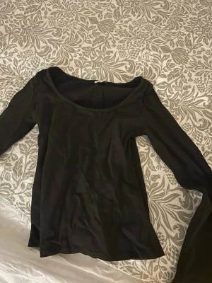 Svart tunn tröja  - Svart tunn tröja från bubbleroom i storlek xs 