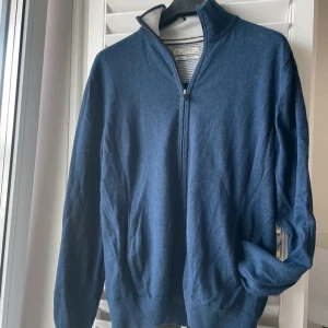 Kashmir kofta - Sjukt snygg och stilren kofta från Esprit • Storlek M, true to size passar dig mellan 175-185. • Kashmir och Bomull, väldigt len och skön. • Inga defekter • PRIS EJ HUGGET I STEN