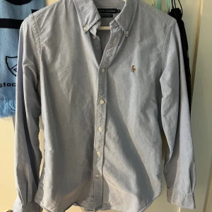 Ralph lauren skjorta  - Tja säljer nu denna riktigt feta Raffe skjortan då jag vuxit ur den, strl S och sitter riktigt snyggt. Hör av dig vid minsta fundering☺️