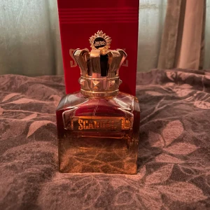 Scandal Absolu Pour Homme 100ml - Scandal Absolu Pour Homme från Jean Paul Gaultier. Parfum concentré, 100 ml. Tillverkad i Spanien. Snygg och lyxig flaska – perfekt för dig som vill sticka ut.