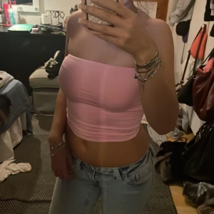 Ljusrosa bandeau tubtopp - Säljer en ljusrosa tubtopp från bershka i storlek xs 💕💕