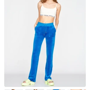 Blå velourbyxor Juicy Couture - jag hade de på mig en gång så därför vill sälja. den enda defekten med de är jag har tagit ner kanten på de där nere så de ska bli längre men det syns faktiskt inte. ny pris är 900 kr.