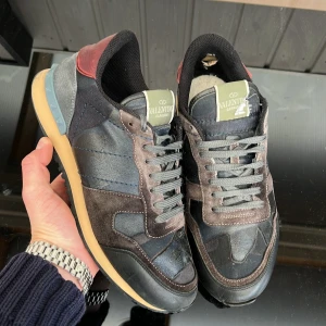 Valentino rockrunner 41.  - Sjukt snygga rockrunners i 41! Skick. 7/10! Inga innersulor+ slitna hälar och undersida. Nypris ca 7200kr . Hör av dig vid minsta fundering 🤩