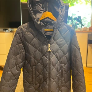 Gant höst/vår jacka - Jag säljer mig gamla gant jacka. Jackan är i bra skick förutom att loggan på ena armén är lös och sliten. Förutom det är jackan i bra skick och den har använts sparsamt. Storleken är 16 years old/ motsvarande storlek S. Den är på kidsbrandstore för ca 2500 kr.