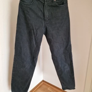 Svarta baggy jeans - Säljer ett par svarta jeans med baggy passform och klassisk femficksdesign. Jeansen har hög midja och är tillverkade i ett robust denimtyg som ger en fin och tidlös look. Perfekta för dig som gillar en enkel och stilren vibe.
