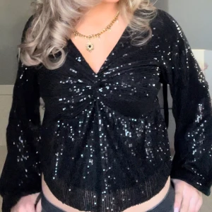 Svart paljettopp med v-ringning - Helt ny topp från meet me there, supersnygg med lappen kvar! 