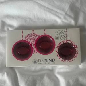 Lösögonfransar från Depend - Säljer ett set med tre par lösögonfransar från Depend Perfect Eye Twilight. Fransarna är svarta, långa och fylliga, tillverkade av naturligt hår. Förpackningen är vit med rosa detaljer och innehåller även lim. Perfekt för att skapa en intensiv ögonlook