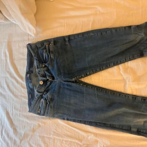 Blåa lågmidjade ltb jeans  - Säljer ett par lågmidjade ltb jeans som har lite slitningar mellan bena i modellen valerie 