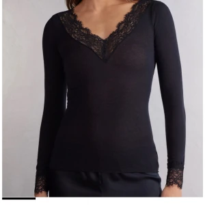 Intimissimi tröja - Säljer denna jätte fina intimissimi spets tröjan . Den är använd fåtal ånger och är i jätte bra skick !