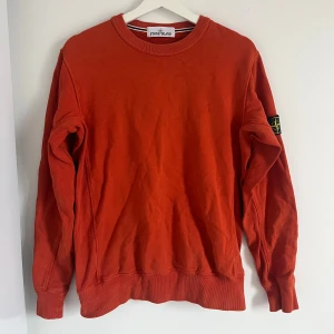 Stone Island crewneck  - Använd skick. Hål på ena armen, se bild. 
