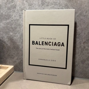 Little Book of Balenciaga - Upptäck historien om det ikoniska modehuset Balenciaga! Denna bok är fylld med inspirerande bilder och illustrationer av klassiska och kreativa designer. Perfekt för dig som älskar mode, stil och vill veta mer om trendsättande kläder.