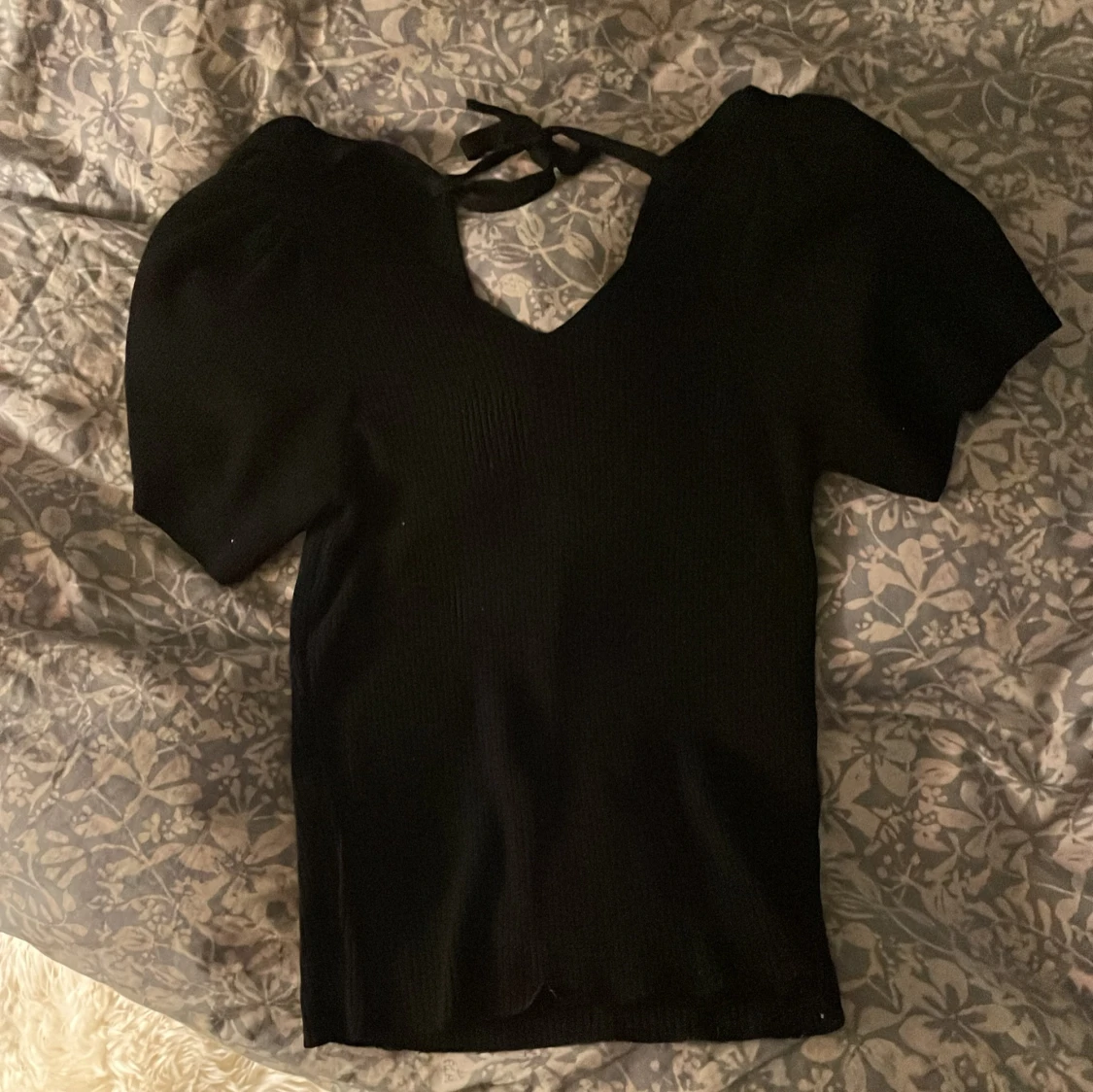 Svart ribbad topp med knyt i ryggen - 3