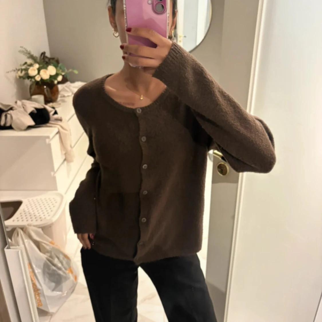 Brun stickad kofta med knappar