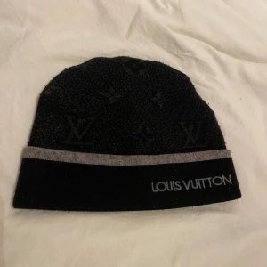 Svart monogram Mössa - Svart monogram mössa väll omhändertagen och den håller dig riktigt varmt och stilig på kalla dagar 