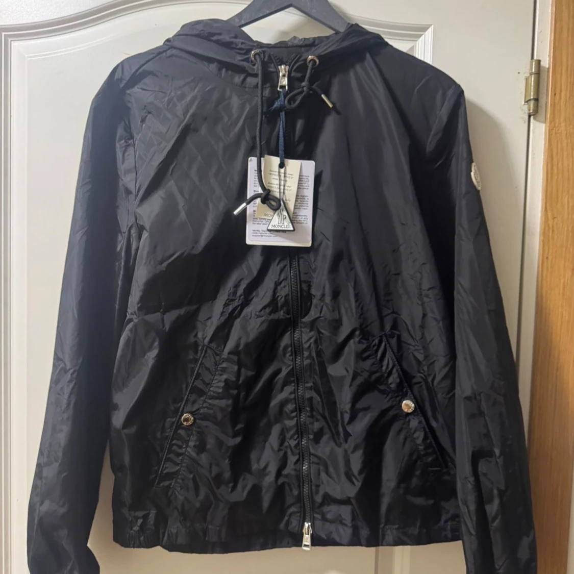 Svart vindjacka från Moncler med huva - 4