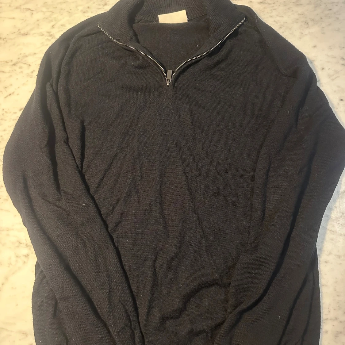 Svart stickad tröja med half zip