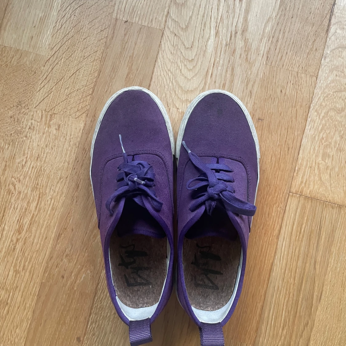 Lila sneakers med vit sula - 1