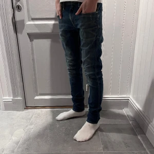 REPLAY Anbass - Säljer dessa skitsnygga blåa Replay byxor i modellen anbass. Han på bilden 180cm lång och väger 70kg. Skriv gärna vid frågor eller funderingar!