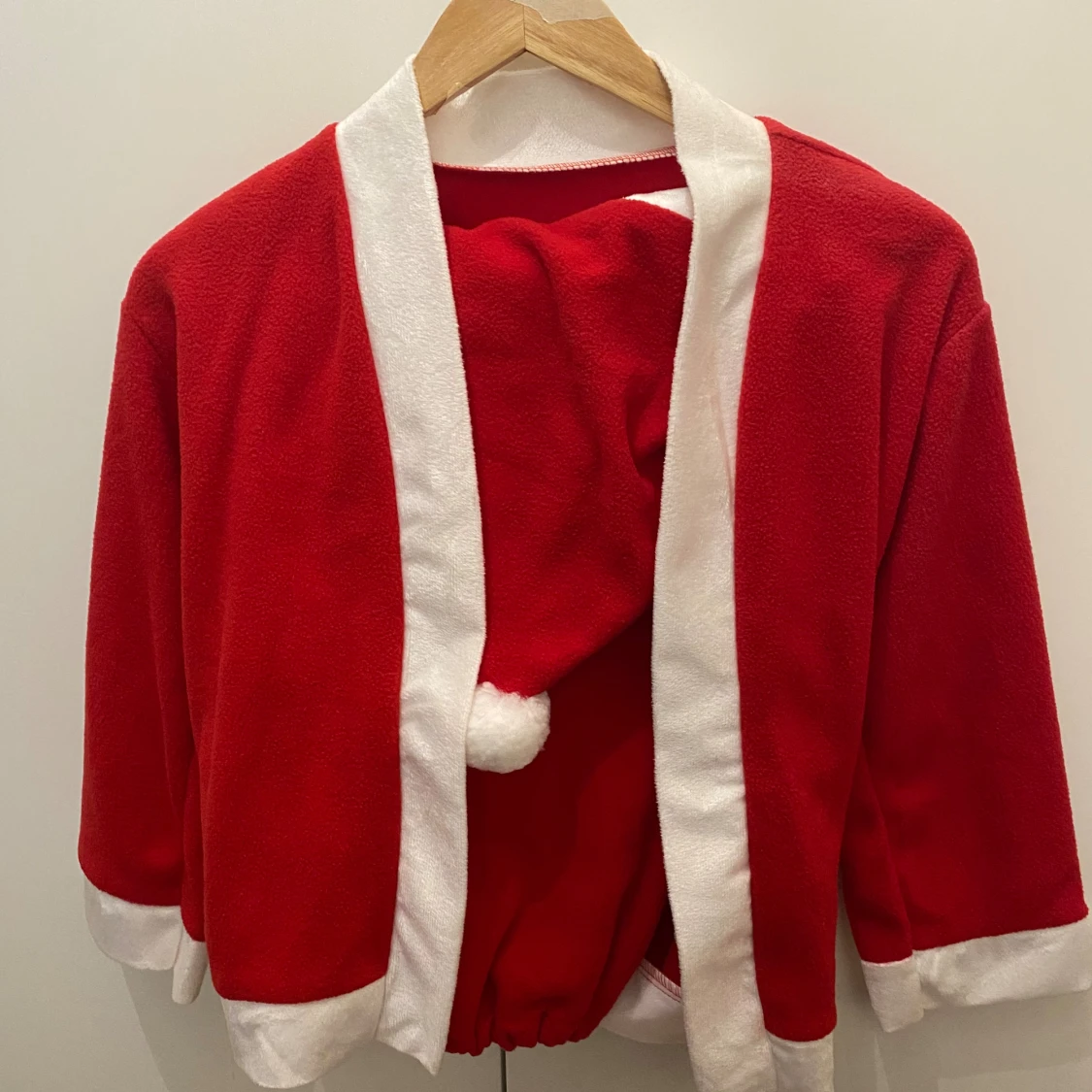 Röd juljacka med tomteluva